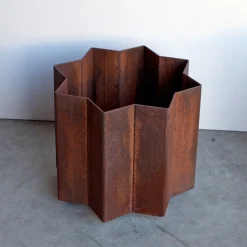 Marco Gaviraghi Calloni 17 Portavaso in corten><noscript><img width=