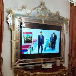 Fratelli Tosi Andrea Polo Specchio in vetro di Murano con TV><noscript><img width=