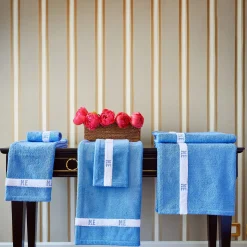 Verderoccia Asciugamano da bagno Pompidou in stile geometrico bianco e blu Assisi><noscript><img width=