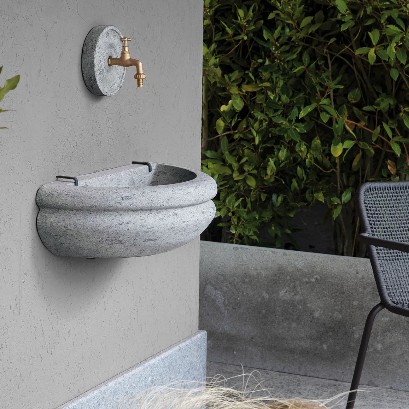 Veltha Outdoor Stone Design Bacino esterno in pietra peperino grigia Rasna> Lavabi E Vasche Da Bagno