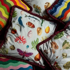 Grand Tour by Vito Nesta Cabinet De Curiosités Cuscino in velluto con elementi naturali #1> Cuscini