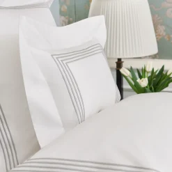 Verderoccia Camicie da letto Boudoir bianco e grigio chiaro di Four Generations> Biancheria Da Letto