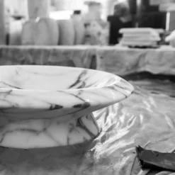 MMairo Centrotavola Amaltea Bianco Arabescato di Ivan Colominas><noscript><img width=