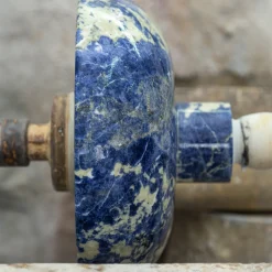 MMairo Centrotavola Inside Out in sodalite blu di Karen Chekerdjian><noscript><img width=