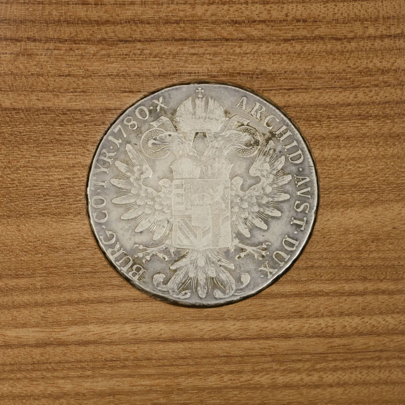 Emanuele Pantanella Design Centrotavola Moneta Antica in Afromosia n.5> Centrotavola