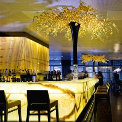 VGnewtrend Composizione floreale gialla Sayonara con vaso nero><noscript><img width=