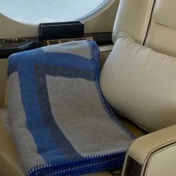 Villa Como Coperta Cornice blu e grigia><noscript><img width=