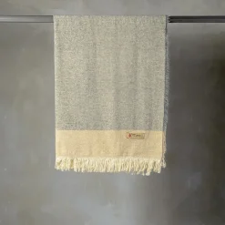 The House of Lyria Coperta Hela con frange grigio chiaro e beige> Coperte