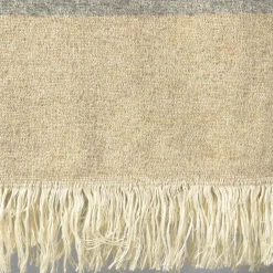 The House of Lyria Coperta Hela con frange grigio chiaro e beige><noscript><img width=
