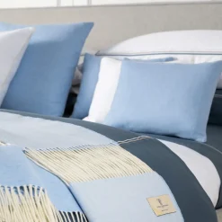 Rivolta Carmignani Coperta piccola azzurra con frange Defilé><noscript><img width=