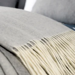 Rivolta Carmignani Coperta piccola grigia con frange Defilé><noscript><img width=