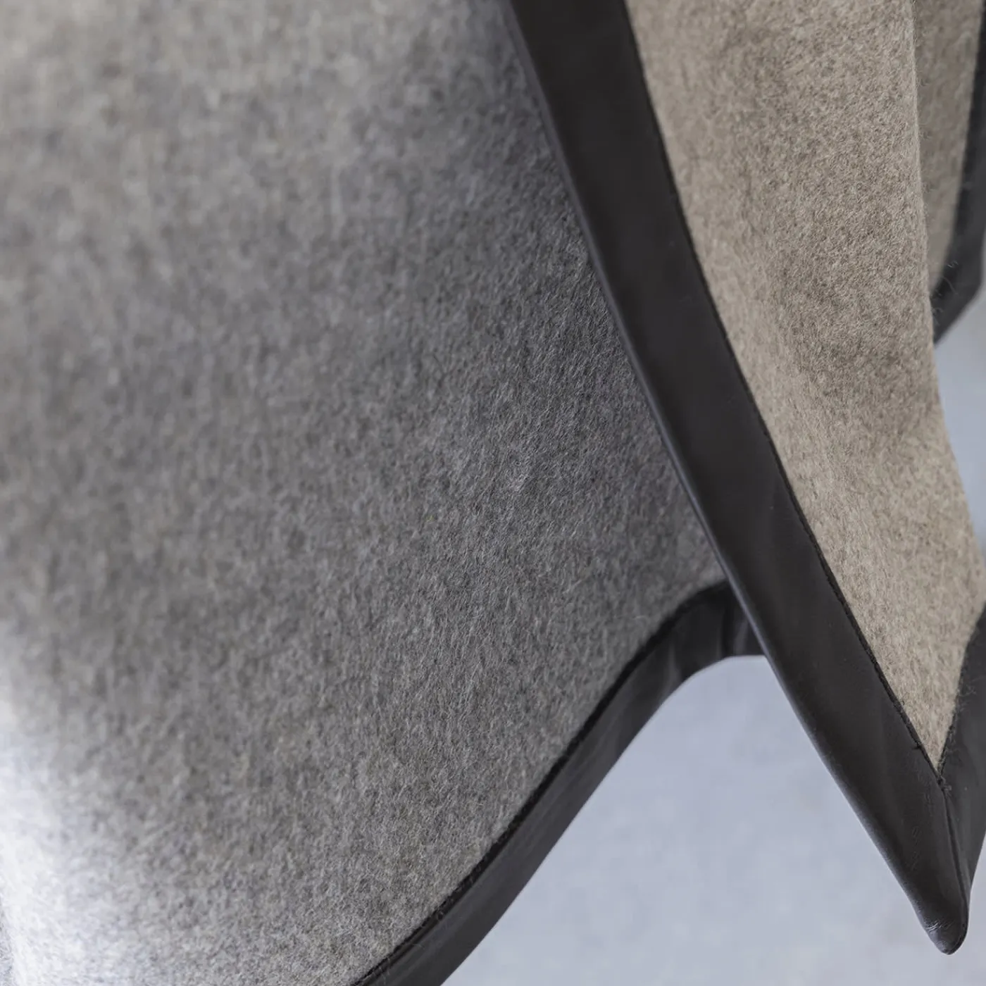 Alonpi Coperta piccola Salon con orlo in pelle grigio chiaro> Coperte