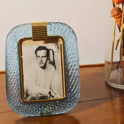 Bottega Veneziana Cornice con Struttura in Ottone Lucido e Vetro a Torciglione Laguna Azzurro Chiaro><noscript><img width=