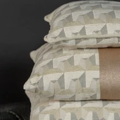 l'Opificio Cuscino Carrè bianco in tessuto jacquard geometrico><noscript><img width=