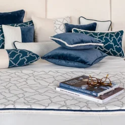 l'Opificio Cuscino Carré Bis bianco e blu><noscript><img width=