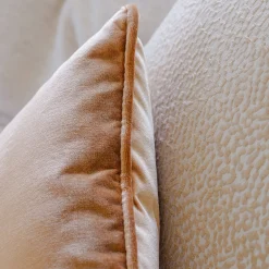 l'Opificio Cuscino Carrè in velluto di seta tabacco><noscript><img width=