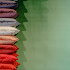 l'Opificio Cuscino Carrè in Velluto di Seta Melanzana><noscript><img width=