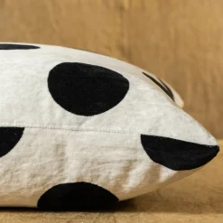 The House of Lyria Cuscino Goccia a pois rettangolare bianco e nero><noscript><img width=