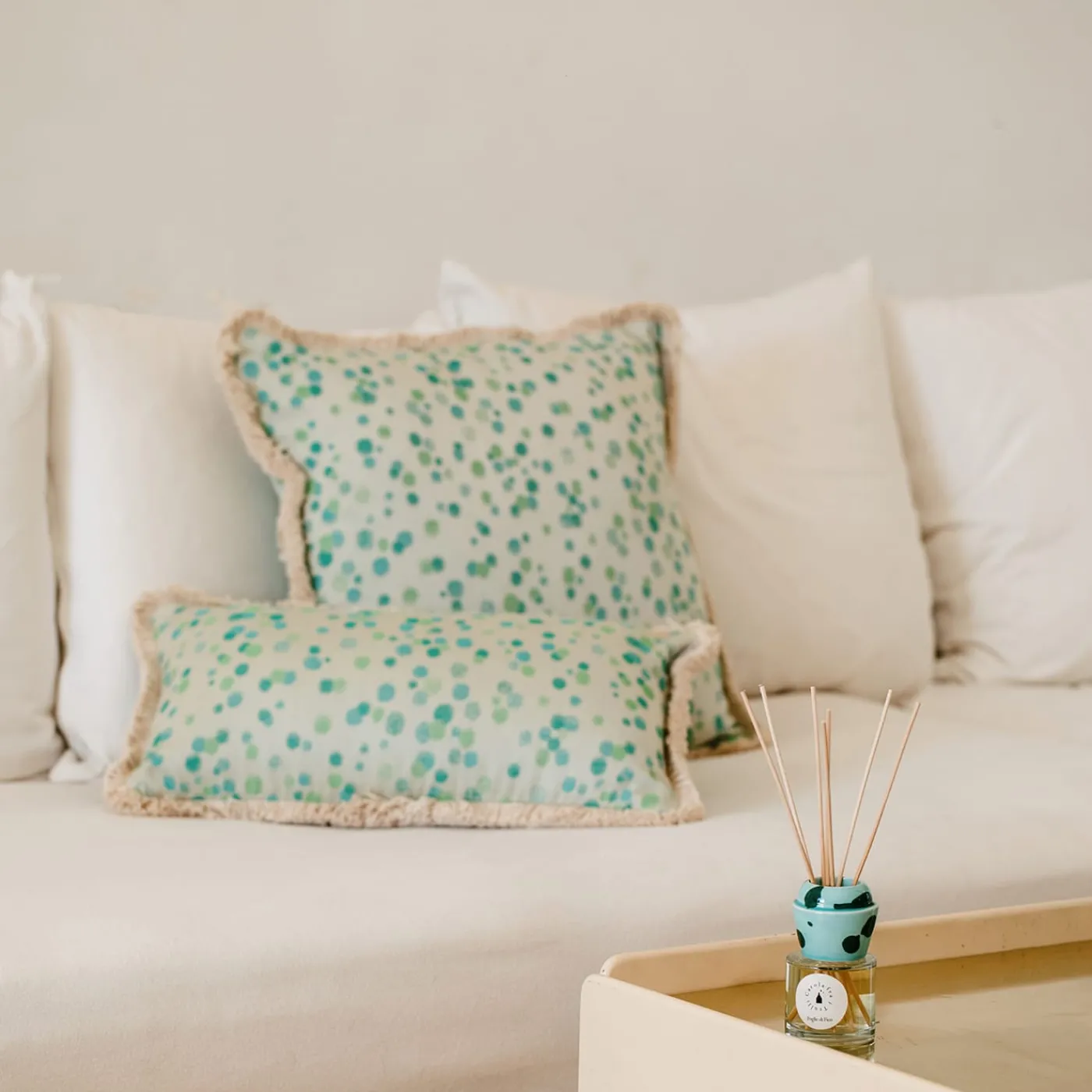 Carola fra i Trulli Cuscino grande con frange verdi e acquatiche> Cuscini