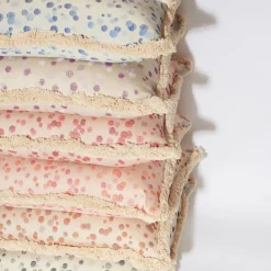 Carola fra i Trulli Cuscino grande con frange di rosa e corallo><noscript><img width=