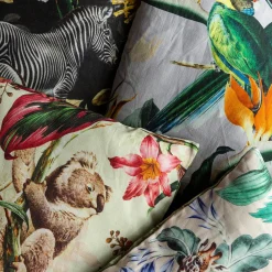 Grand Tour by Vito Nesta Cuscino in lino Animalia con Koala e fiori rosa><noscript><img width=