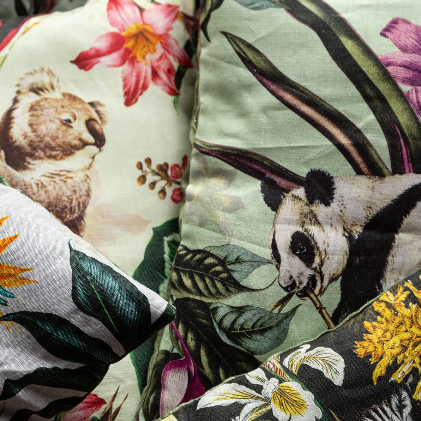 Grand Tour by Vito Nesta Cuscino in lino Animalia con panda e fiori viola> Cuscini