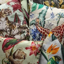 Grand Tour by Vito Nesta Cuscino in lino Animalia con giraffe e fiori blu><noscript><img width=