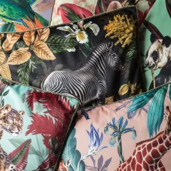 Grand Tour by Vito Nesta Cuscino in velluto Animalia con zebra e fiori gialli><noscript><img width=
