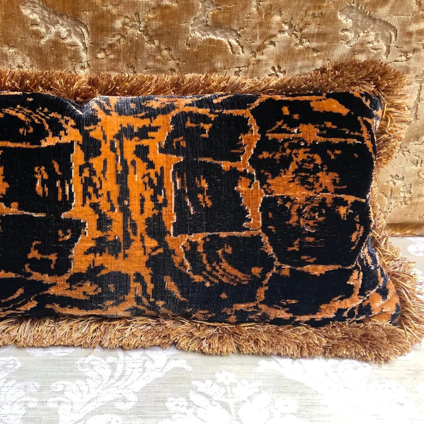 Tessitura Bevilacqua Cuscino in velluto tartaruga fatto a mano con rifiniture in marabù> Cuscini