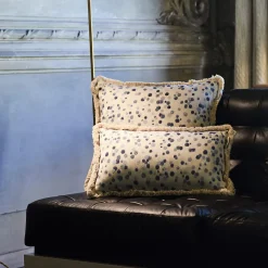 Carola fra i Trulli Cuscino piccolo Celeste e frange blu><noscript><img width=