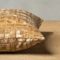 The House of Lyria Cuscino quadrato Celidonia in velluto jacquard dorato><noscript><img width=