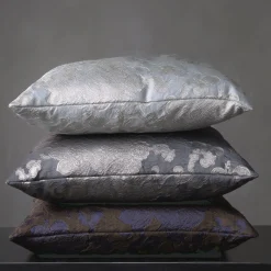 The House of Lyria Cuscino quadrato in flanella floreale viola jacquard><noscript><img width=