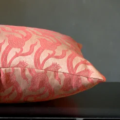 The House of Lyria Cuscino quadrato in lino e seta Dresda Floral Coral><noscript><img width=