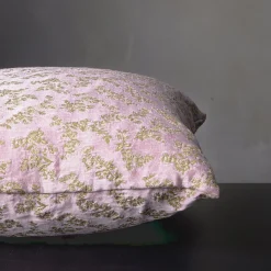 The House of Lyria Cuscino quadrato Ledbetter in jacquard floreale rosa e oro><noscript><img width=