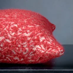 The House of Lyria Cuscino quadrato Polypode in lana boucle bianca e rossa con motivo floreale><noscript><img width=