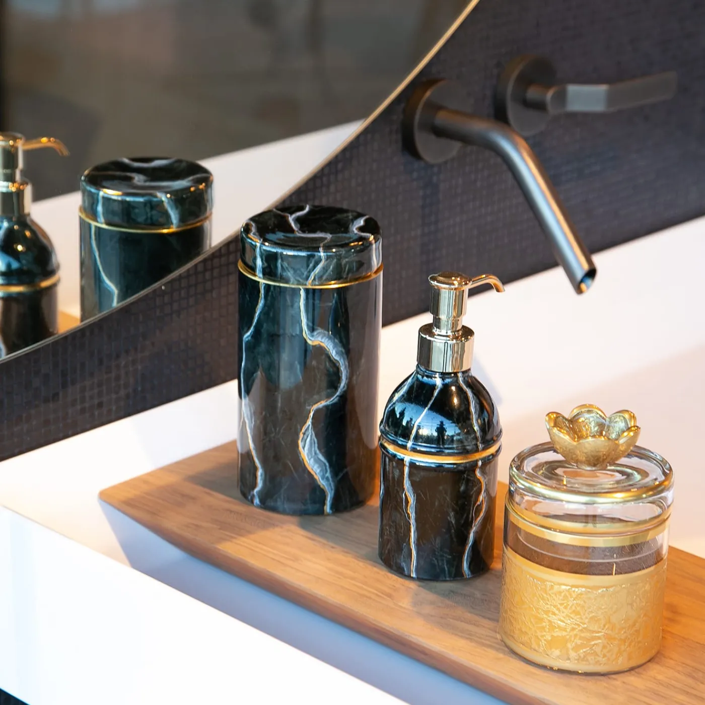 Griffe Montenapoleone by Vetrerie di Empoli Dispenser in vetro ispirato al marmo Portoro> Arredo Bagno