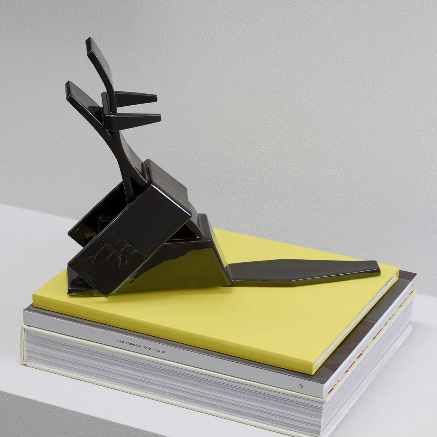 Mutina El Lobo Nero Oggetto Decorativo di Patricia Urquiola> Statuine