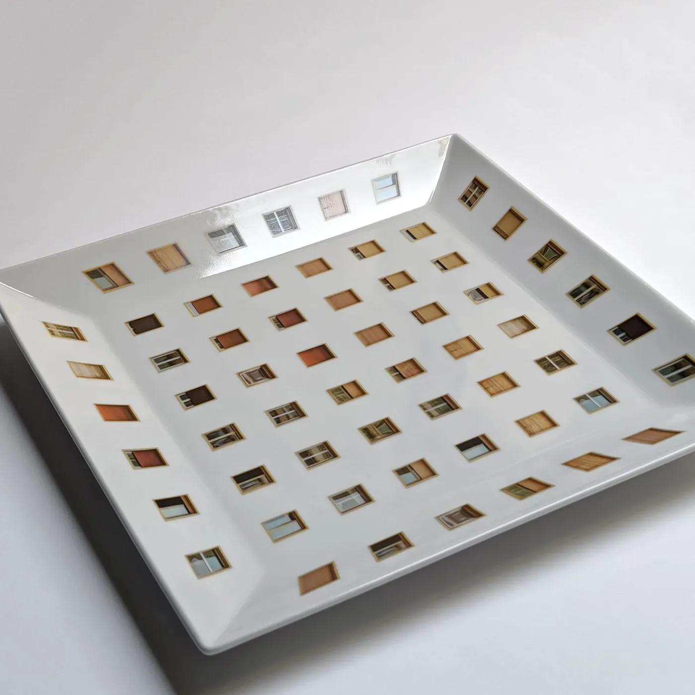 Grand Tour by Vito Nesta La Finestra Sul Cortile Videopoche quadrata grande in porcellana #3> Svuotatasche