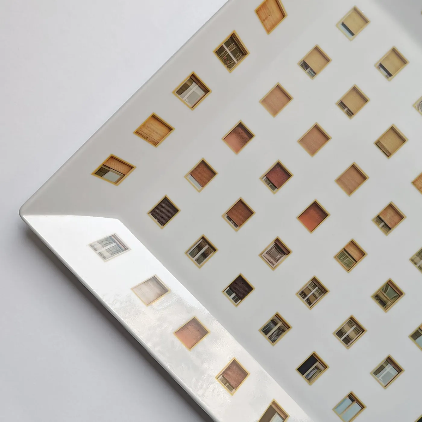 Grand Tour by Vito Nesta La Finestra Sul Cortile Videopoche quadrata grande in porcellana #3> Svuotatasche