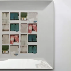 Grand Tour by Vito Nesta La Finestra Sul Cortile Videopoche grande quadrata in porcellana #1><noscript><img width=