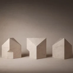 Salvatori La scultura in travertino Petra di Patricia Urquiol di Village-Kore><noscript><img width=