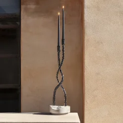 Aina Kari L'Abbraccio degli Artigiani><noscript><img width=