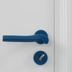 NIVA Design Maniglia blu lucida Prisma di Nicole Valenti><noscript><img width=