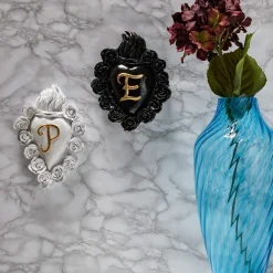 Cuore di Argilla MISS CON INIZIALE DI CUORE IN CERAMICA BIANCA><noscript><img width=