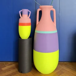 Pop Pot Nuova anfora gigante Teodosio giallo viola azzurro e rosa> Anfore