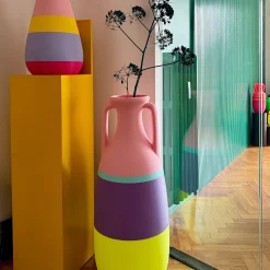 Pop Pot Nuova anfora gigante Teodosio giallo viola azzurro e rosa><noscript><img width=