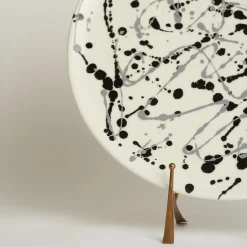 Carola fra i Trulli Piatto decorativo in ceramica bianca e nera> Piatti Decorativi