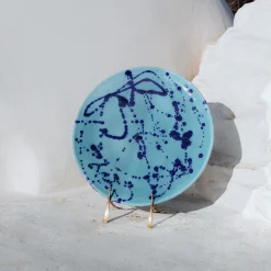 Carola fra i Trulli Piatto decorativo in ceramica celeste e blu><noscript><img width=