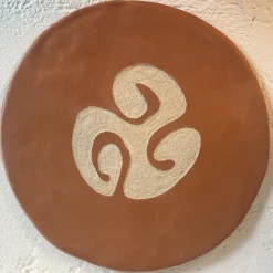 Giovanna La Falce Piatto decorativo in ceramica marrone Eng 2 Terra> Piatti Decorativi