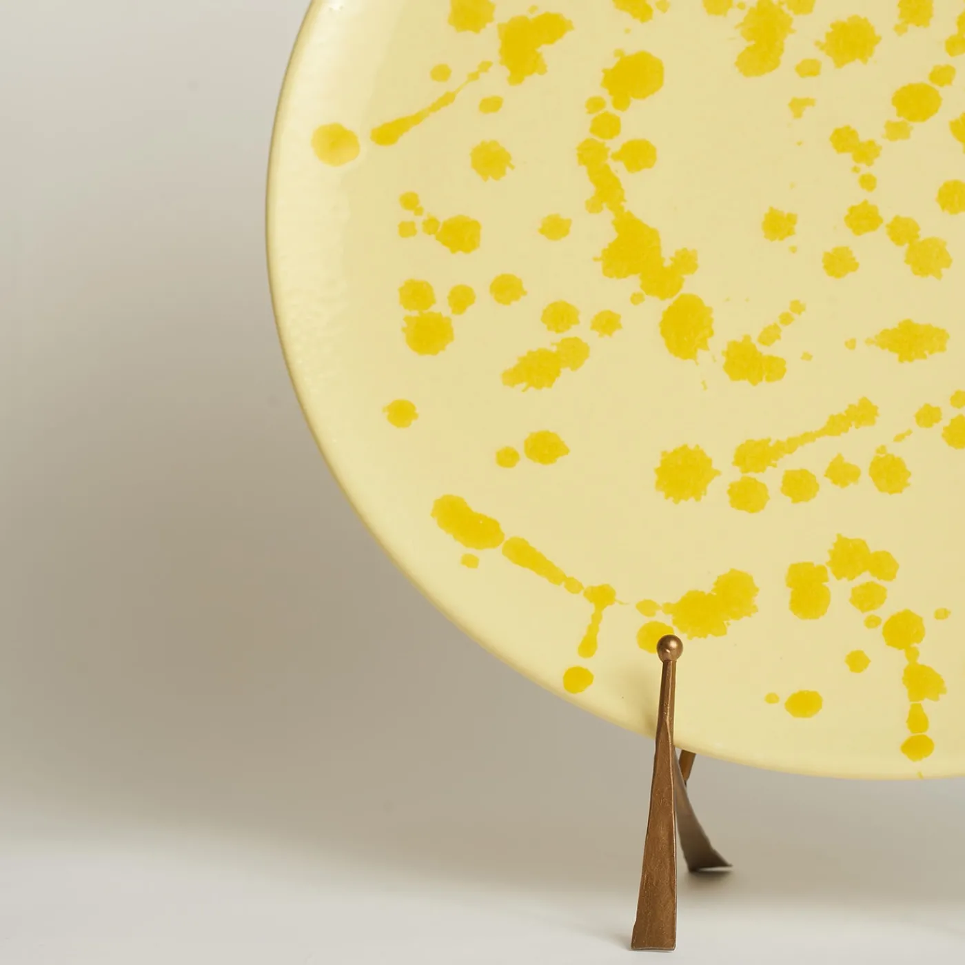 Carola fra i Trulli Piatto decorativo in ceramica giallo e crema> Piatti Decorativi